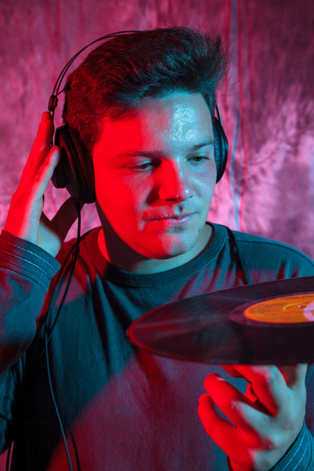 R3 con un vinile dall'etichetta arancio